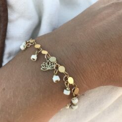 Bracelet doré et pierres heishi howlite chaîne acier breloque fleur de lotus
