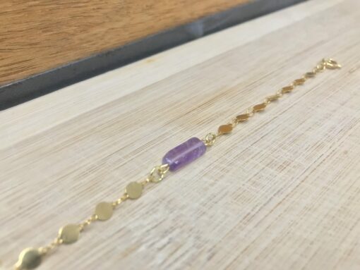 Bracelet chaîne acier maille dorée et pierre semi-précieuse améthyste