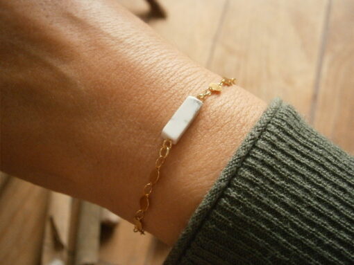 Bracelet doré chaîne acier pierre semi-précieuse Howlite blanche