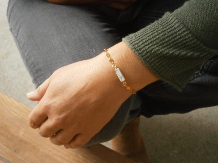Bracelet pour femme chaîne acier doré en pierre naturelle d'howlite de forme rectangulaire