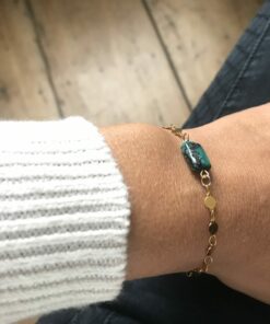 Bracelet chaîne dorée en acier et pierre de turquoise de forme rectangulaire