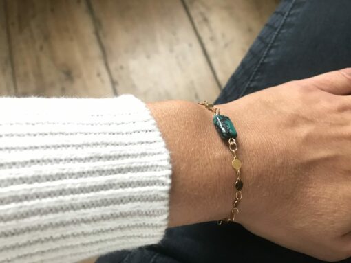Bracelet chaîne dorée en acier et pierre de turquoise de forme rectangulaire