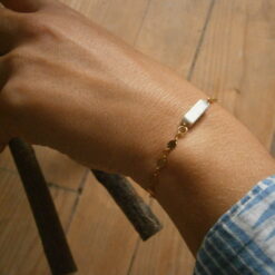 Bracelet doré chaîne maille acier doré et pierre d'howlite blanche forme rectangulaire