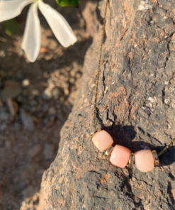 Collier perles pierres et acier doré opale rose des Andes